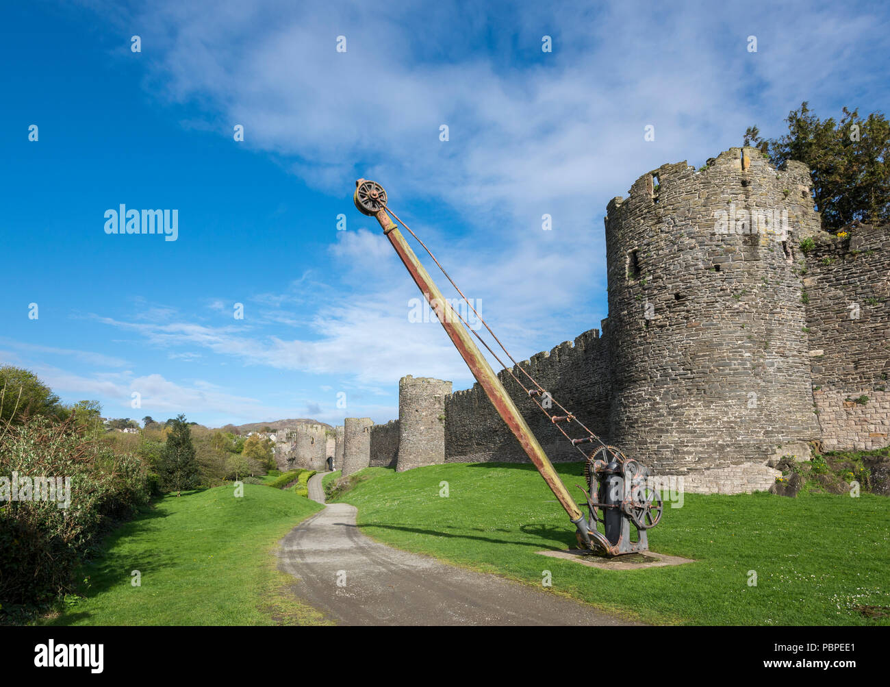 Alte Hebezeuge Neben der mittelalterlichen Mauern in Conwy, North Wales, UK. Stockfoto