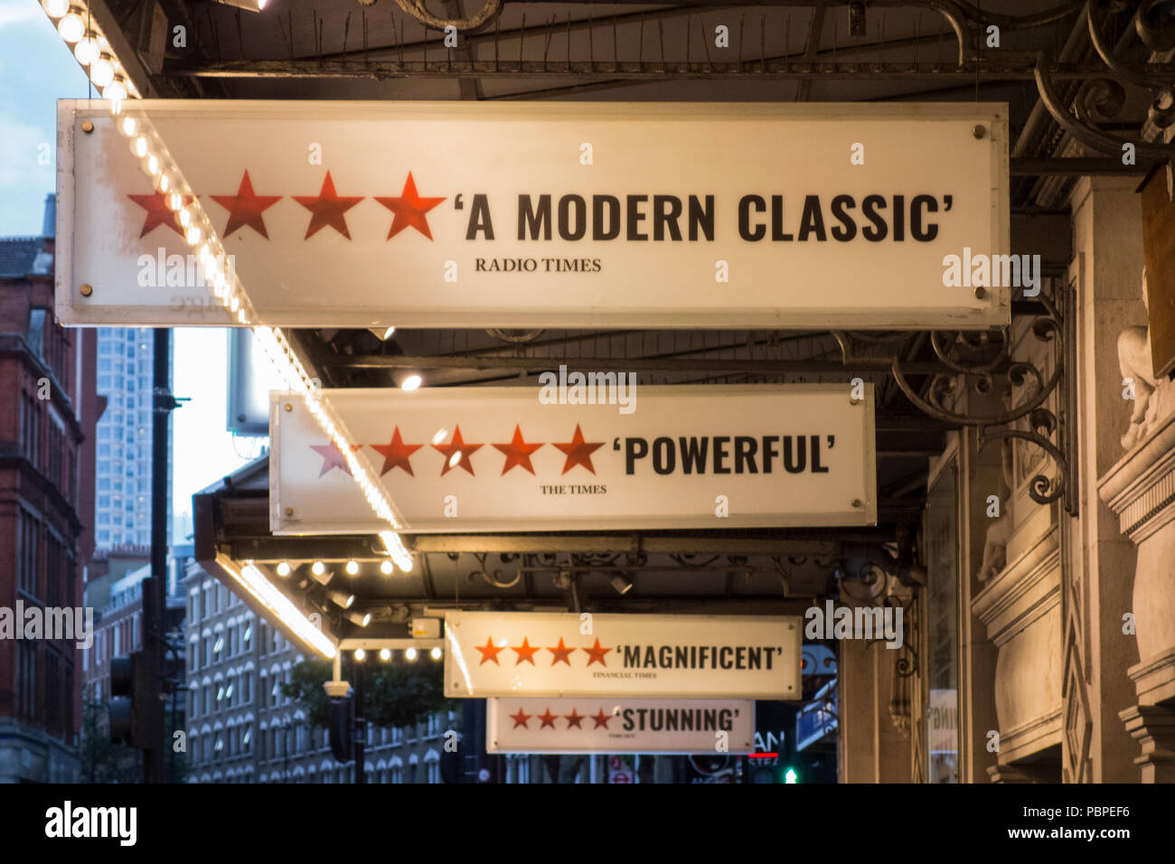 Red Review im Wyndham's Theatre, Charing Cross Road, London, UK Stockfoto