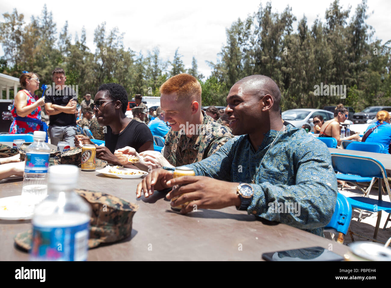 Us-Marines nehmen an der Zentrale Bataillons Familientag im Hale Koa Strand, Marine Corps Base Hawaii, 20. Juli 2018. Die Veranstaltung gefördert Kameradschaft und positive Beziehungen zwischen den Service Mitglieder und ihre Familien. (U.S. Marine Corps Foto von Sgt. Jesus Sepulveda Torres) Stockfoto