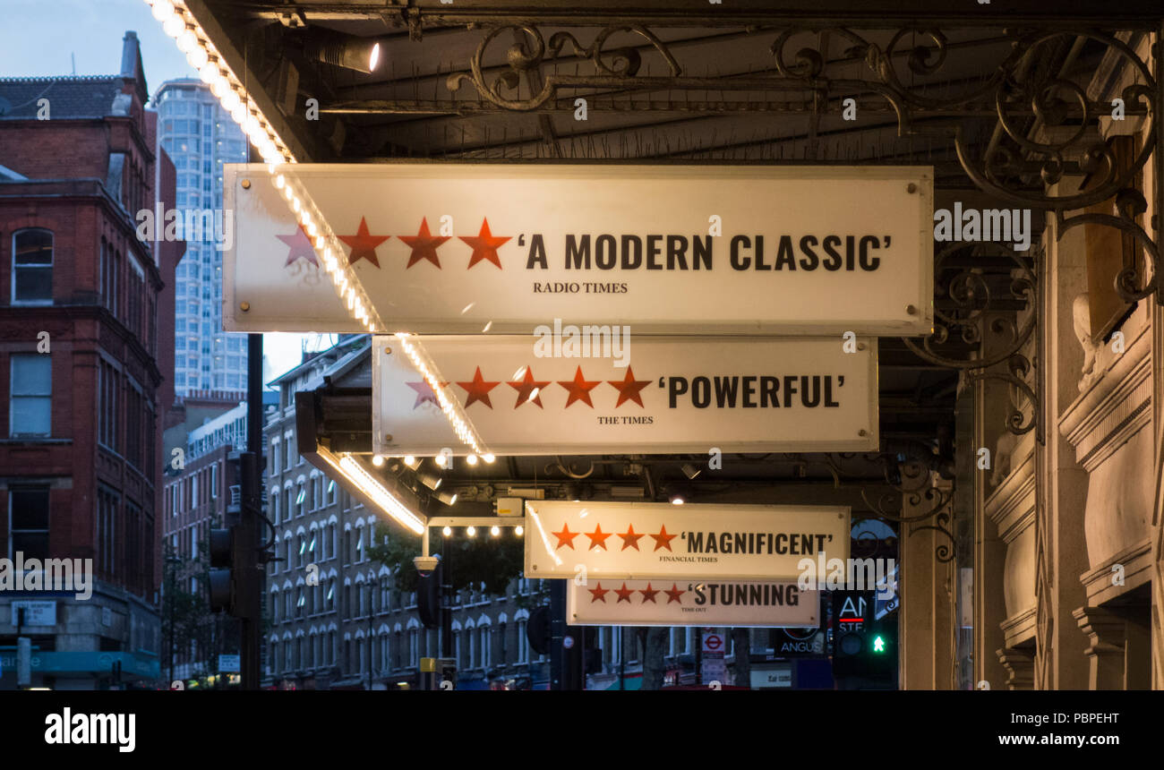 Red Review im Wyndham's Theatre, Charing Cross Road, London, UK Stockfoto