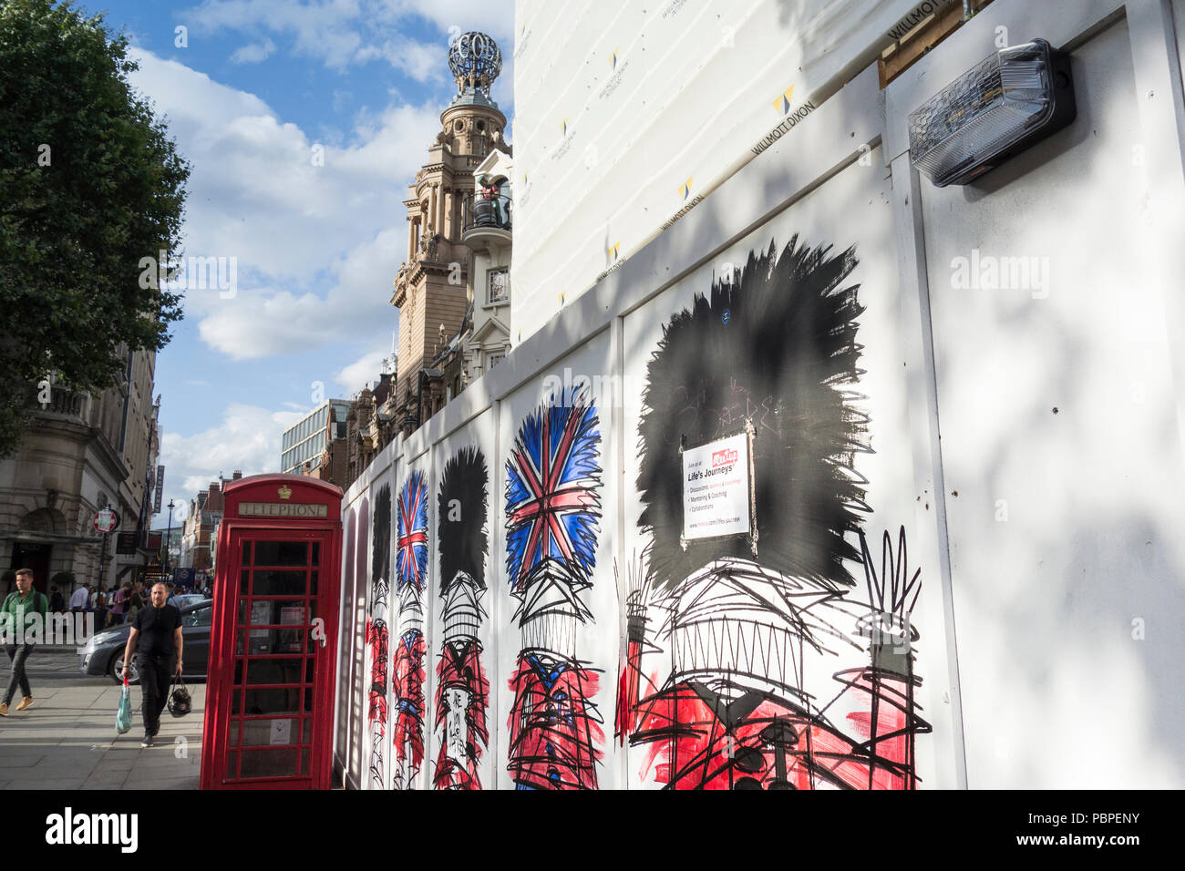 Nathan Bowen's Street Art Wachposten tragen Bärenfellmützen in der Nähe der London Coliseum auf St Martins Lane, London, Großbritannien Stockfoto