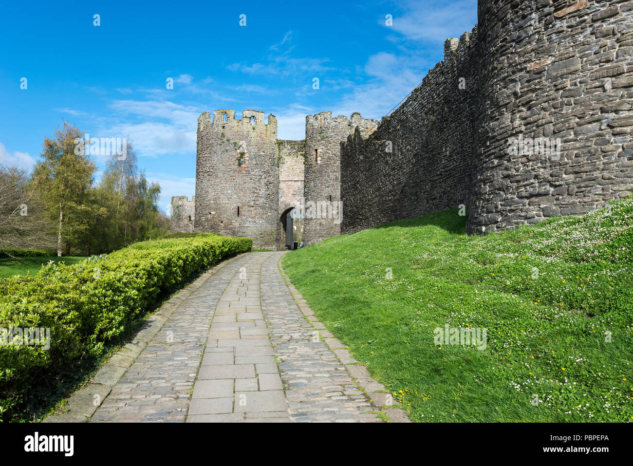 Pfad auf dem außerhalb der alten Stadtmauern in Conwy, North Wales, UK. Stockfoto