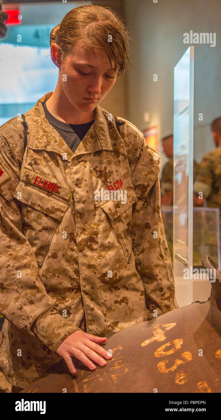 Anna Elkins, Student aus Granbury High School in Granbury, Texas, berührt ein Stück des World Trade Center während der Marine Corps Recruiting Befehl Summer's Leadership 2018 und Charakter Development Academy am nationalen Museum der Marine Corps im Dreieck, Virginia, 21. Juli. Im Laufe der Woche, Studenten wurden herausgefordert, die außerhalb ihrer Komfortzonen zu Schritt und ihr Vertrauen und Führungsqualitäten stärken. Sie hörten von namhaften Führer, darunter Unternehmer, Überlebende des Holocaust und Marines aus allen Lebensbereichen. Die körperliche Fitness wurde auch durch physische betonte Stockfoto
