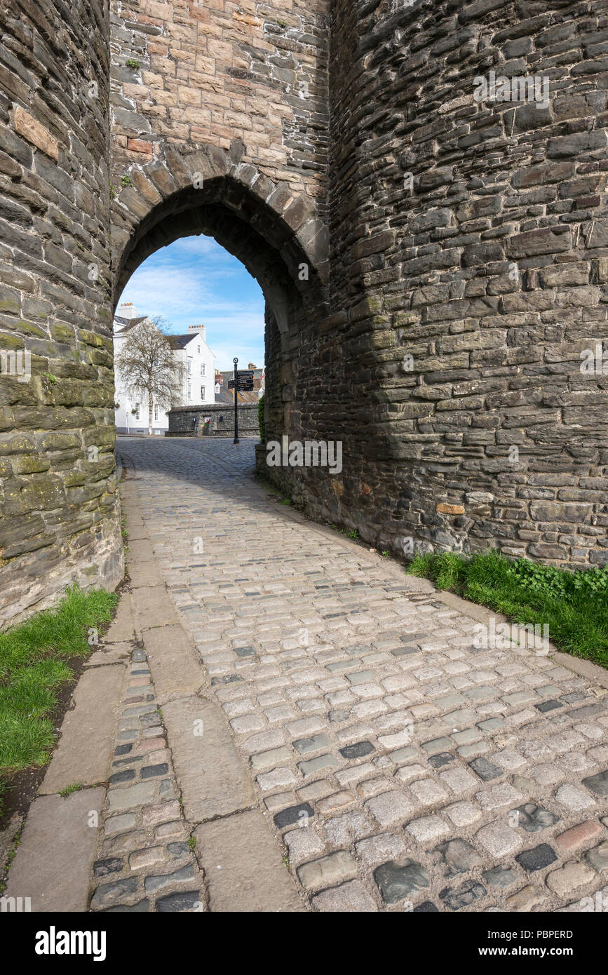 Gateway in der befestigten Stadtmauer in Conwy, North Wales, UK. Stockfoto