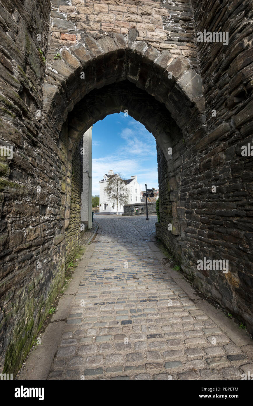 Gateway in der befestigten Stadtmauer in Conwy, North Wales, UK. Stockfoto