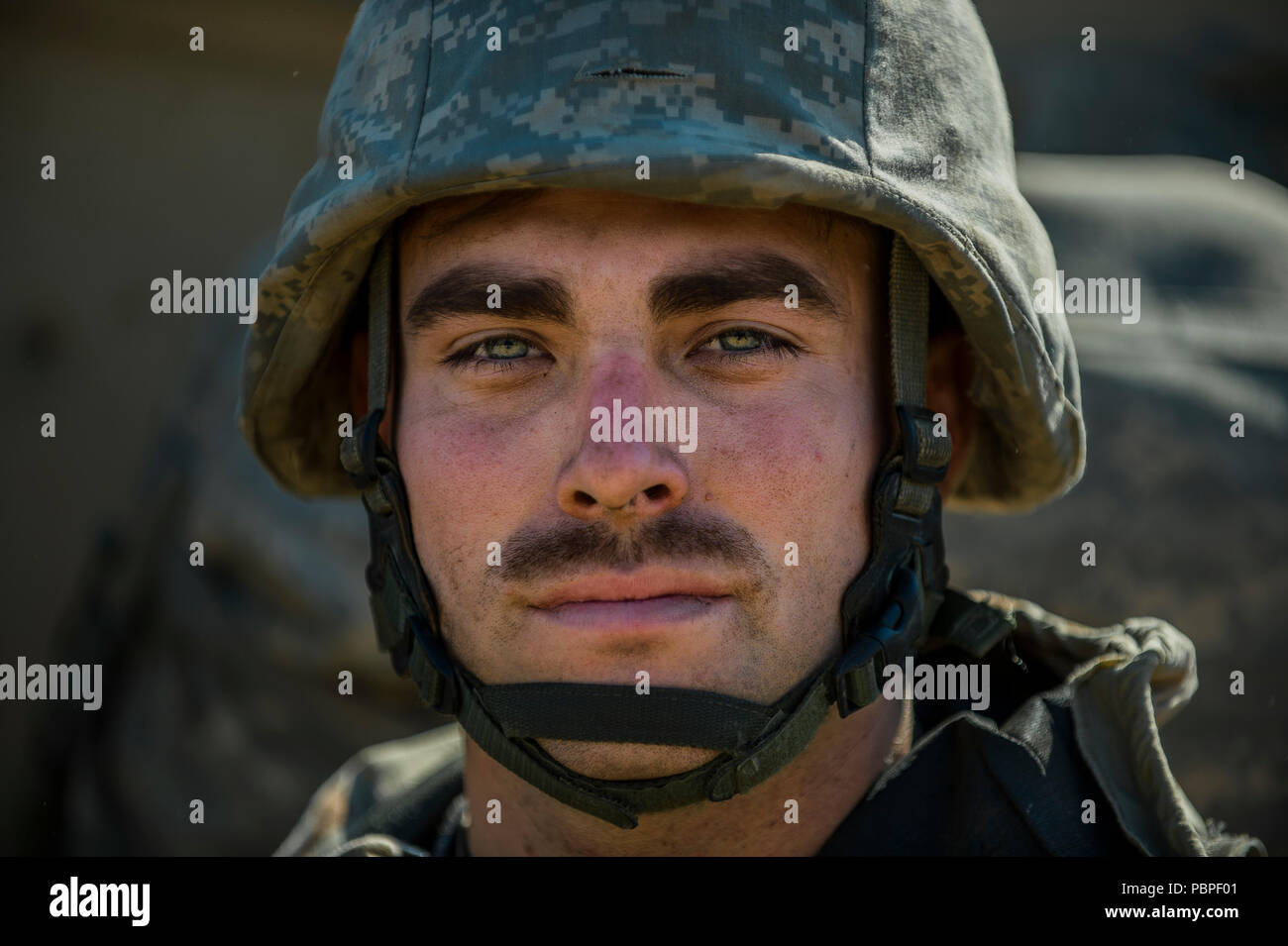 Erster Leutnant José Valadez, ein US Army Reserve Zugführer mit der 374 Ingenieur Gesellschaft, in Concord, Kalifornien gehabt, posiert für ein Portrait während einem Kampf Support Training (CSTX) am Fort Hunter Liggett, Kalifornien, 22. Juli 2018. Diese Drehung der CSTX läuft durch den Monat Juli, Ausbildung Tausende von Soldaten der US-Army Reserve von einer Vielzahl von Funktionen, die mit der Militärpolizei, Medizin, Chemie, Logistik, Transport und vieles mehr gehören. (U.S. Armee finden Foto von Master Sgt. Michel Sauret) Stockfoto