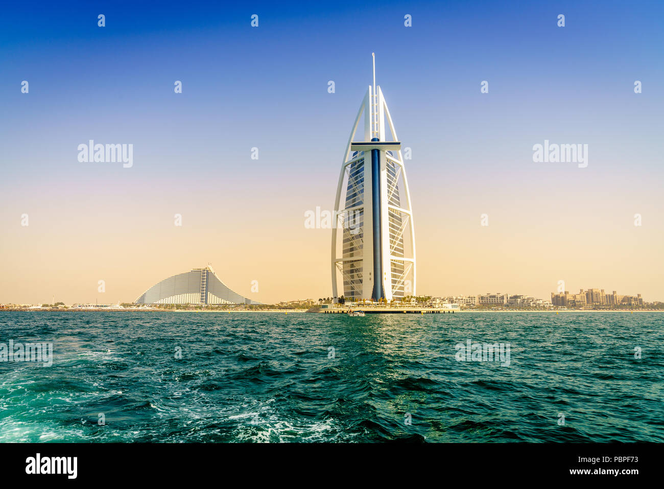 Dubai, VAE, 31. März 2017: Am Meer Blick auf den weltberühmten Burj Al Arab und Jumeirah Beach Hotels Stockfoto