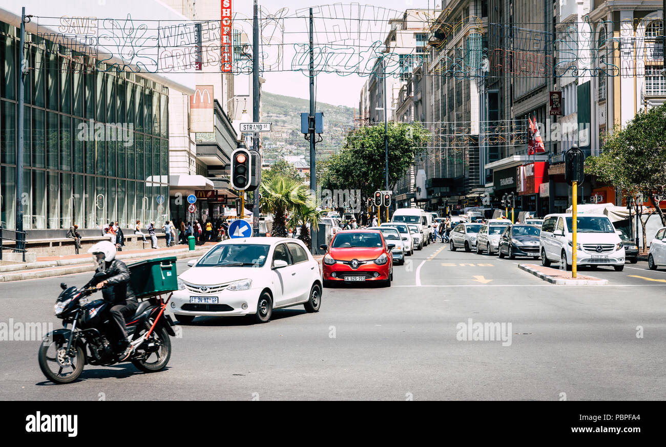 Kapstadt, Südafrika, 9. Februar 2018: beschäftigte Straße mit Verkehr in der Innenstadt von Kapstadt, Südafrika Stockfoto
