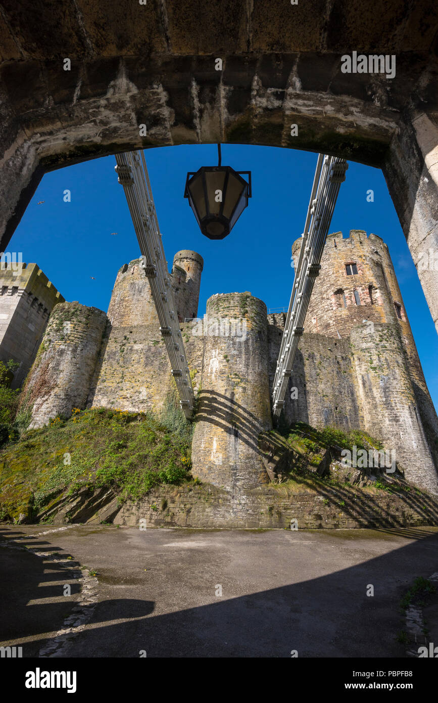 Anzeigen von Conwy Castle vom Ende der berühmten Hängebrücke, Conwy, North Wales, UK. Stockfoto