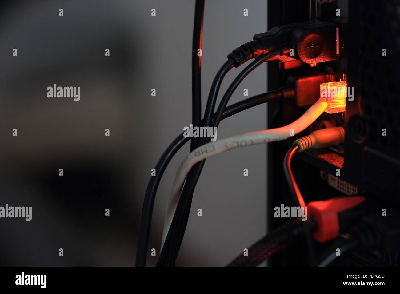 Computer PC zurück Seite Internet-LAN-Port Kabel HDMI und VGA mit vielen anderen USB-Kabel anschließen. Stockfoto