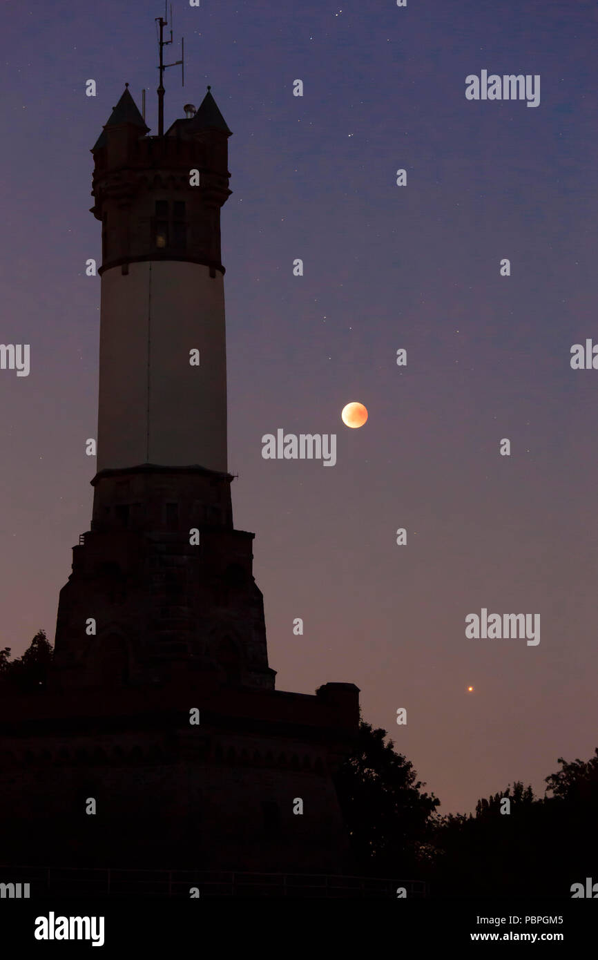 Totale Mondfinsternis über die harkort Turm in Wetter an der Ruhr, Blut Mond, 27. Juli 2018, unten rechts die Planeten Mars, Deutschland. totale Mon Stockfoto