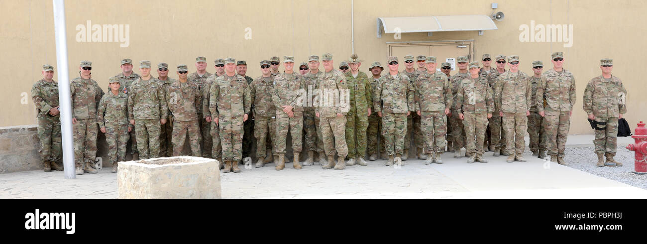 KANDAHAR AIRFIELD, Afghanistan (25 Juli 2018) - - Führer aus Kandahar Airfield, Afghanistan posieren für ein Gruppenfoto, Juli 25, 2018, U.S. Army Gen. Joseph Votel, Commander für US Central Command, nachdem eine Münze Siegerehrung im Zug, Beraten und Unterstützen Command-South Compound in Kandahar Airfield, Afghanistan. (U.S. Armee Foto: Staff Sgt. Neysa Canfield) Stockfoto