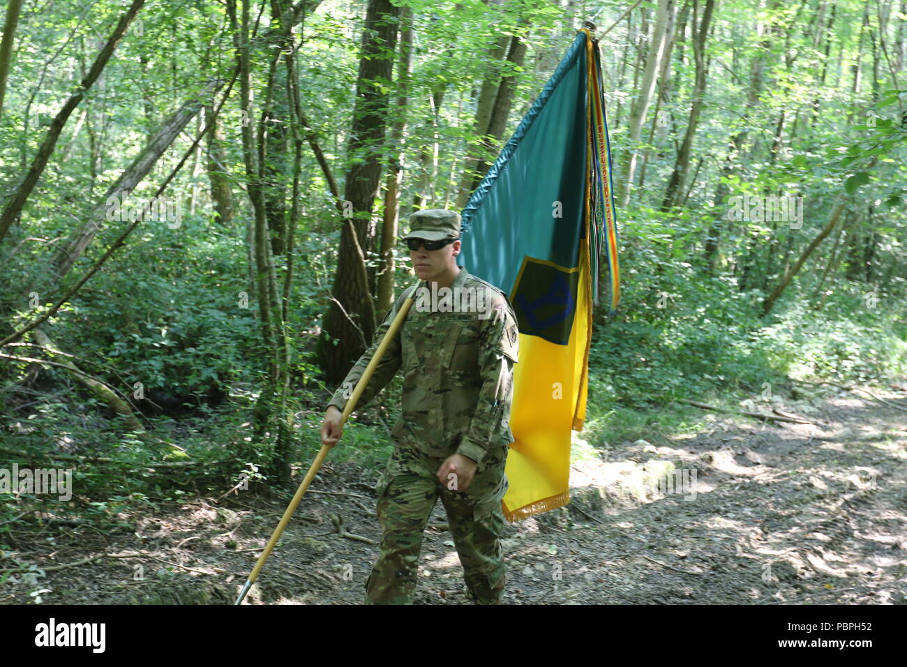 Der erste Weltkrieg ist ein militärisches Bildungsangebot aus dem Jahr 2018, das sich auf die Operationen der US-Armee von 1918 an der Westfront konzentriert. Das Archivbild zeigt einen Soldaten der Nationalgarde, der Bataillonfarben auf einem Schlachtfeld trägt, das mit dem Ersten Weltkrieg verbunden ist. Der historische Fotodruck dokumentiert die Erinnerungsübung. Stockfoto