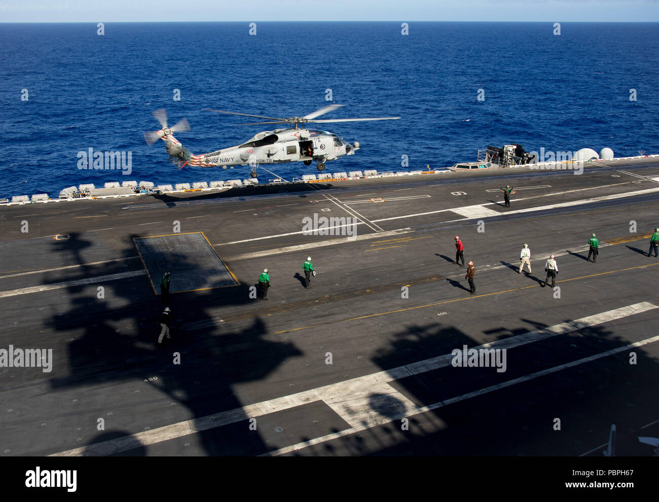 MH 60R Seahawk ist ein zweimotoriger Schiffshubschrauber, der von Sikorsky Aircraft für die United States Navy für Anti-U-Boot- und Oberflächenkriegsmissionen produziert wird. Das Archivbild dokumentiert eine MH 60R, die der Helicopter Maritime Strike Squadron 78 zugewiesen wurde und am 24. Juli 2018 den Flugzeugträger USS Carl Vinson CVN 70 der Nimitz-Klasse im Pazifik abließ. Stockfoto
