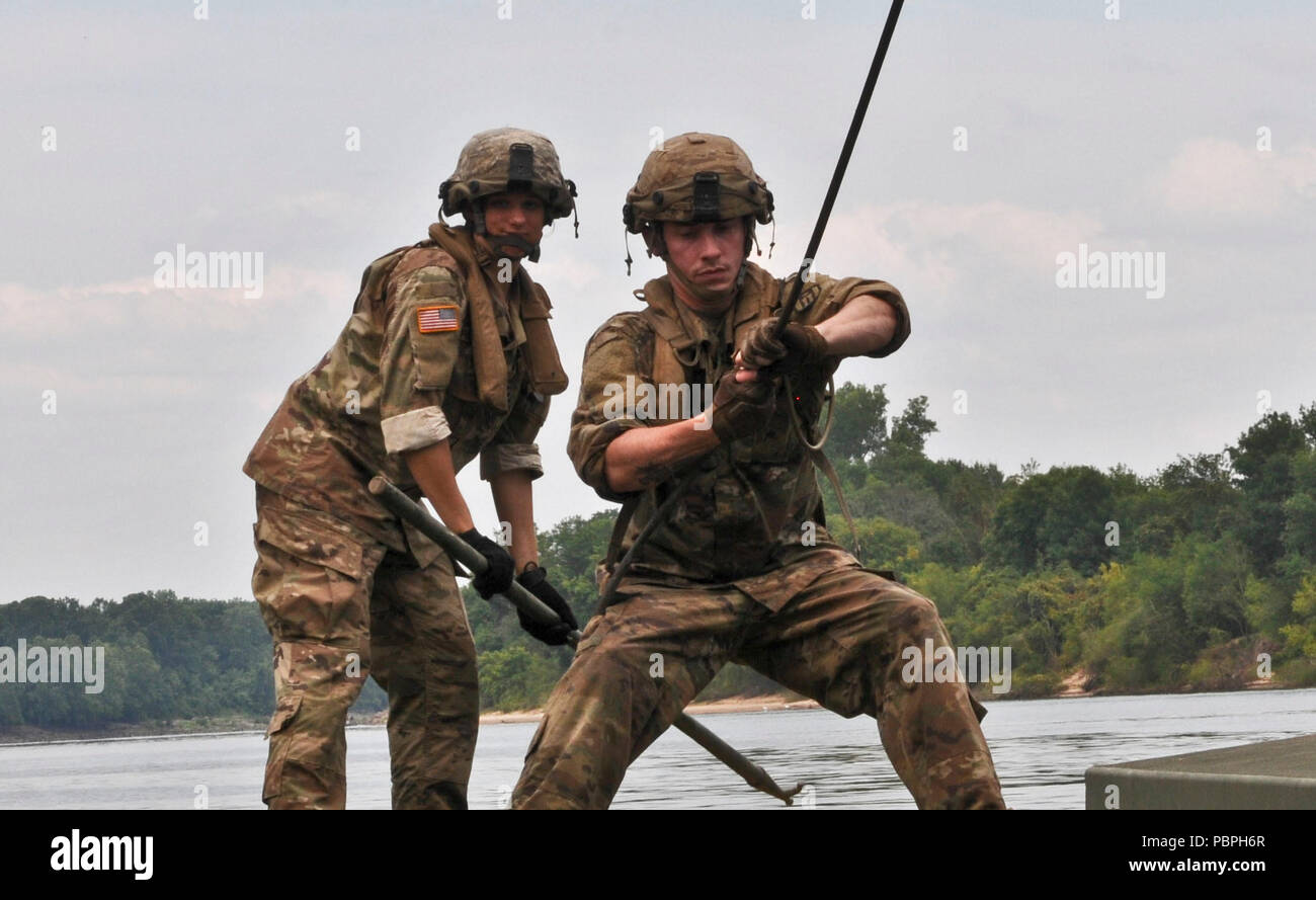 U.S. Army Reserve Soldaten mit der 739Th Multi-Role Brücke Unternehmen in Granite City, Illinois, an der überbrückung Operationen auf den Arkansas River in der Nähe von Fort Chaffee Manöver Training Center, Arche, als Teil der Operation River Assault 18., 24. Juli 2018. Betrieb River Assault ist ein Schlüssel US Army Reserve Schulungsveranstaltung, die 416Th TEC beschäftigt geschult und Ingenieur Einheiten und Soldaten vorzubereiten. (U.S. Armee finden Foto: Staff Sgt. Roger Ashley) Stockfoto