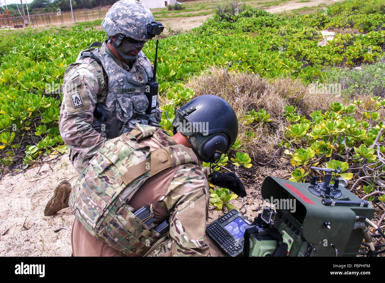 Soldaten mit der 35th Air Defense Artillery Brigade, führen Ihre endgültige Prüfungen der Fernbedienung Apparate für die EIN/TWQ-1 Avenger air defence system vor einem Feuer, während der Übung RIMPAC 2018 im Pacific Missile Strecke Service Barking Sands Hawaii, Juli 24. (U.S. Armee Foto von SFC Claudio Tejada) Stockfoto