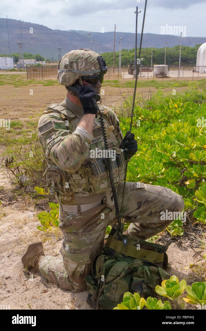 Der Soldat mit dem 35Th Air Defense Artillery Brigade, Preforms ein Radio mit dem Tactical Command post-Informationen vor einem Engagement eines unbemannten Target, während RIMPAC 2018 im Pacific Missile Strecke Service Barking Sands Hawaii, 24. Juli zum Relais. (U.S. Armee Foto vom Kapitän Rachael Jeffcoat) Stockfoto