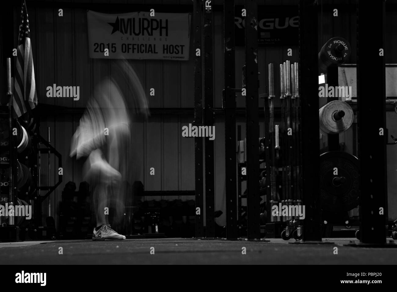 Us Air Force Staff Sgt. Krämer Dobson, 20. Bauingenieur Squadron die Beseitigung von Explosivstoffen (EOD) Handwerker, führt eine KREUZHEBEN an der EOD-Turnhalle bei Shaw Air Force Base, S.C., 19. Juli 2018. EOD Flieger konzentrieren sich auf die funktionelle Fitness Übungen, die Ihnen Zielgebiete, die speziell für Ihre Arbeit Aufgaben, wie z. B. Heben von schweren Praxis Bomben. (U.S. Air Force Foto von älteren Flieger Kathryn R.C. Reaves) Stockfoto