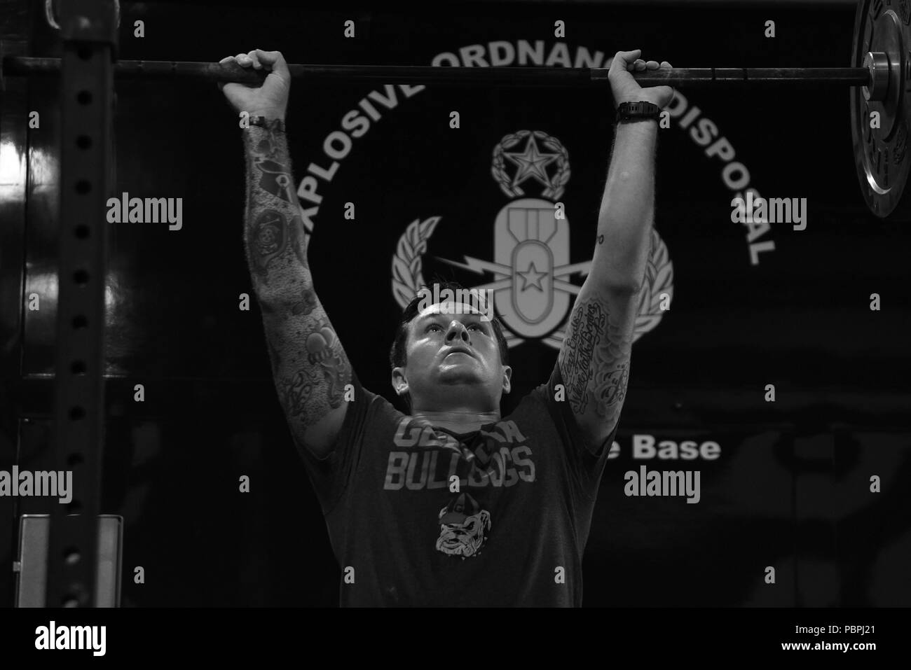 Us Air Force Staff Sgt. Jordan Massey, 20. Bauingenieur Squadron die Beseitigung von Explosivstoffen (EOD) Handwerker, führt eine Oberkörper trainieren Sie das EOD-Turnhalle bei Shaw Air Force Base, S.C., 19. Juli 2018. EOD-Flieger sind mit der Erhaltung der körperlichen Gesundheit mit obligatorischer Ausbildung fünf Tage pro Woche beauftragt. (U.S. Air Force Foto von älteren Flieger Kathryn R.C. Reaves) Stockfoto
