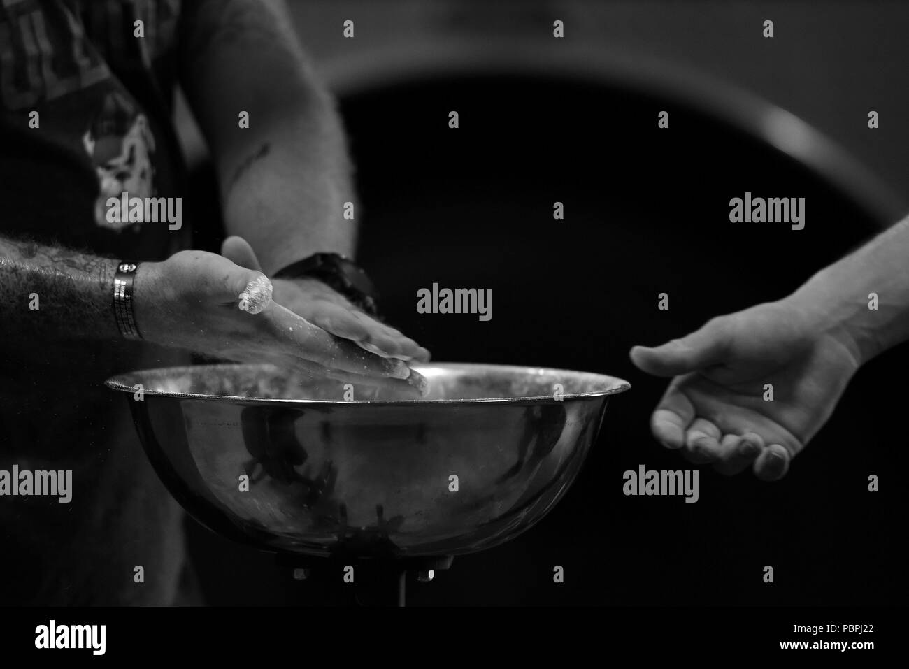 Us-Flieger zum 20. Bauingenieur Squadron die Beseitigung von Explosivstoffen Flug zugewiesene Chalk besser zu ihren Griff auf Anlagen während ihres Trainings in der EOD-gym bei Shaw Air Force Base, S.C., 19. Juli 2018. EOD Flieger single durchführen und teamed Übungen selbst in Richtung peak physische Bereitschaft für Bereitstellungen zu drücken. (U.S. Air Force Foto von älteren Flieger Kathryn R.C. Reaves) Stockfoto