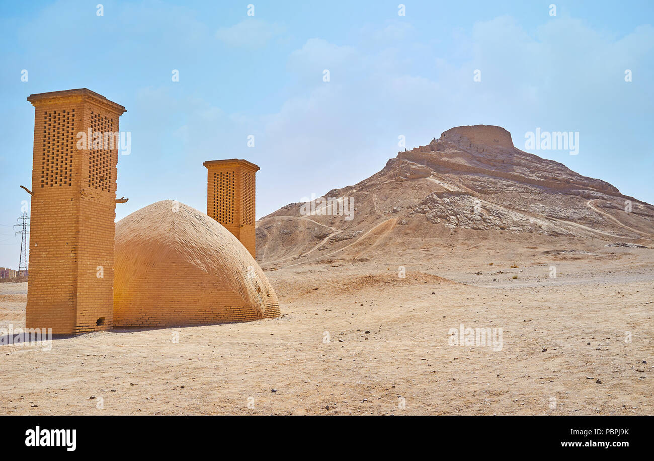 Die Türme des Schweigens (Dakhma) ist antiken Ausgrabungsstätten, in der Wüste erhalten neben Yazd mit khaiele zeremonielle Gebäude, Türme und y Stockfoto