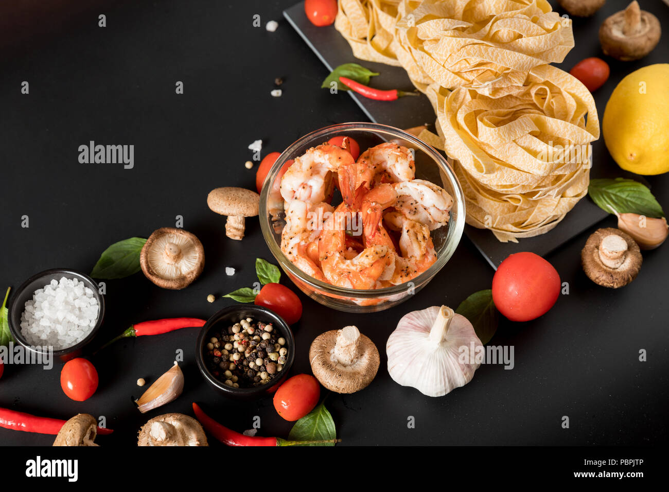 Fettuccine Bandnudeln mit Garnelen Garnelen, Kräutern und Gewürzen Stockfoto