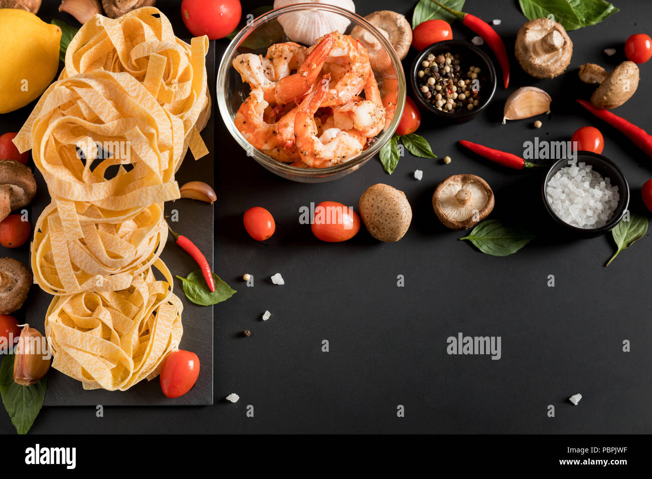 Fettuccine Bandnudeln mit Garnelen Garnelen, Kräutern und Gewürzen Stockfoto