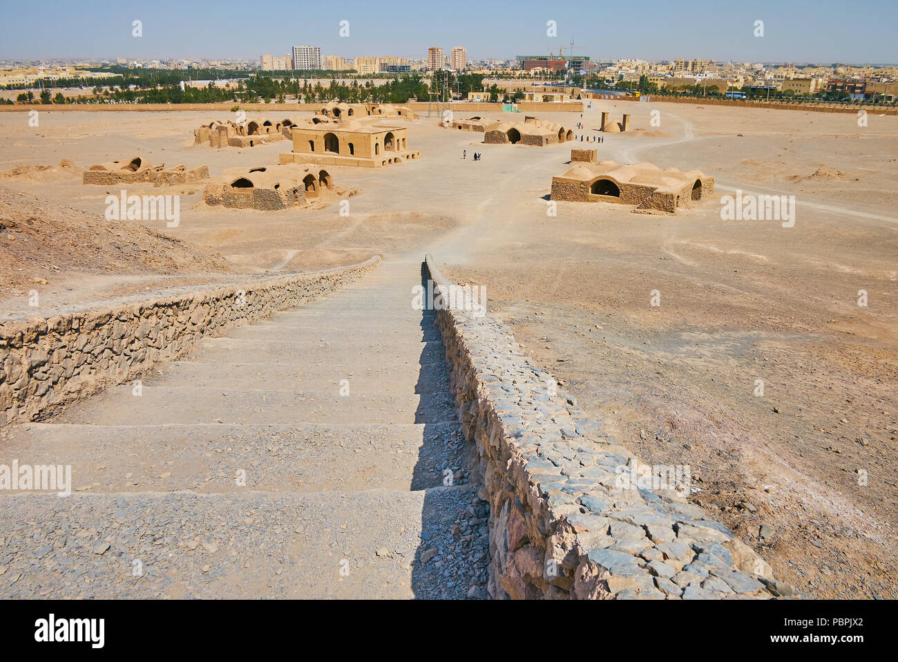 Die zahlreichen zeremoniellen Khaiele Gebäude am Fuße des Dakhma (Turm des Schweigens) Hügel Der zoroastrischen Grabstätte, Yazd, Iran. Stockfoto