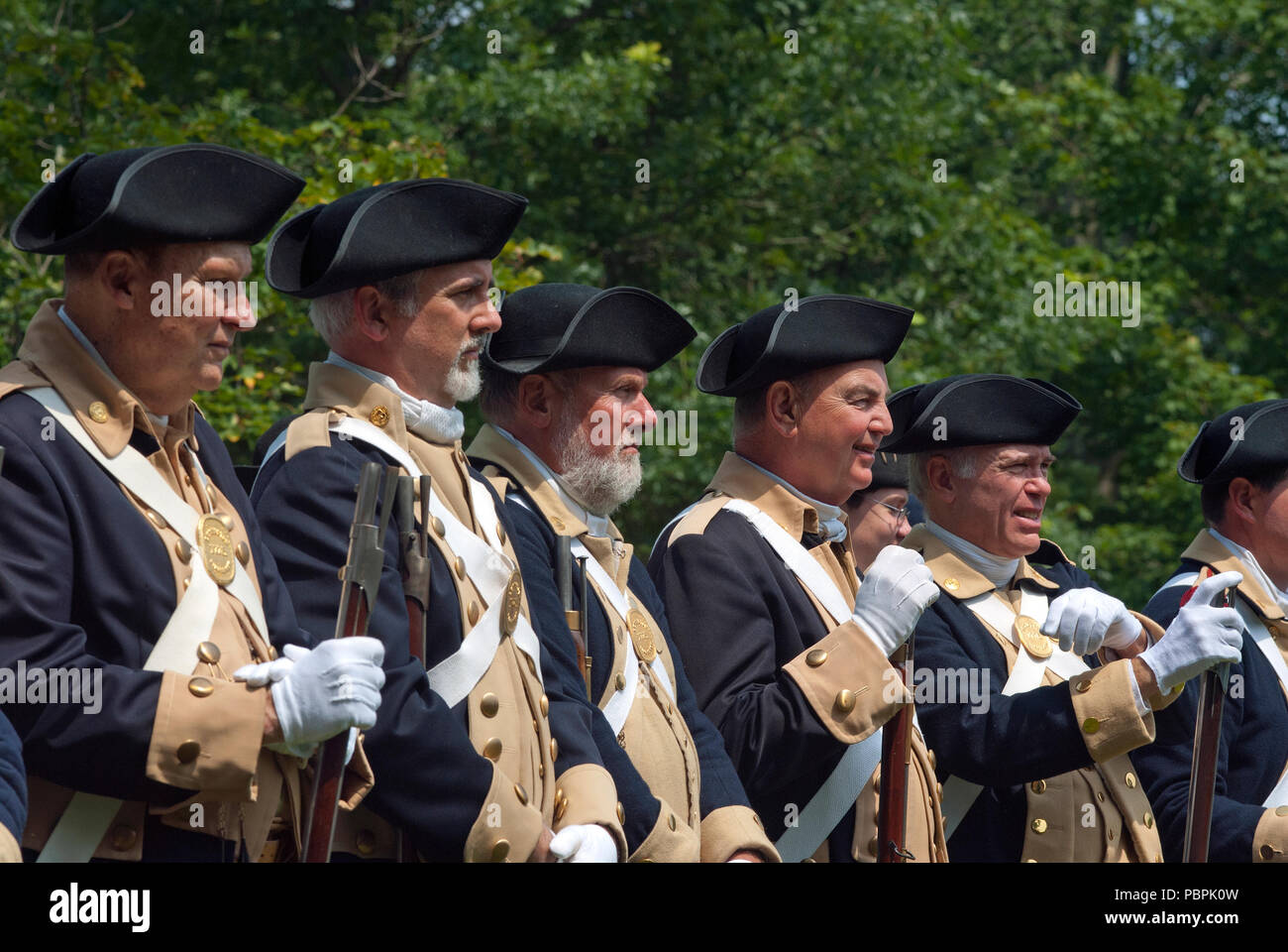 Männer in Uniform der amerikanischen Unabhängigkeit reenact, Lexington Schlacht Grün, Lexington, Middlesex County, Massachusetts, USA Stockfoto