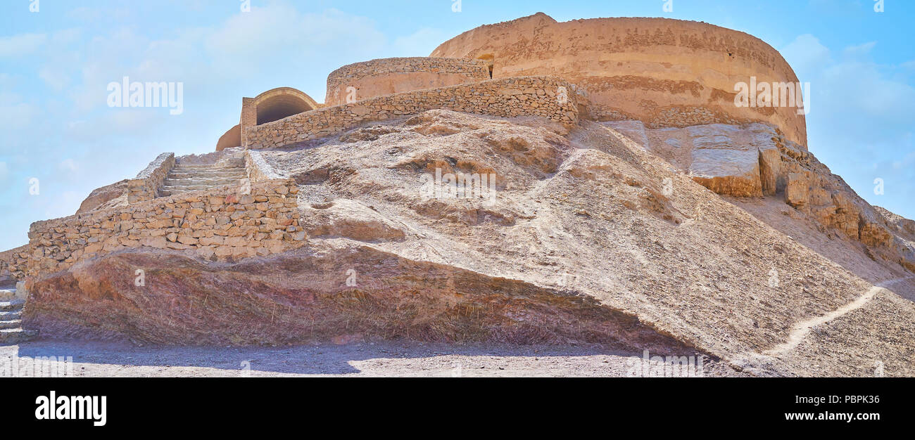 Der Turm des Schweigens ist Beerdigung zoroastrischen Struktur und überstieg die felsigen Hügel in verlassenen Häuser neben Yazd, Iran. Stockfoto