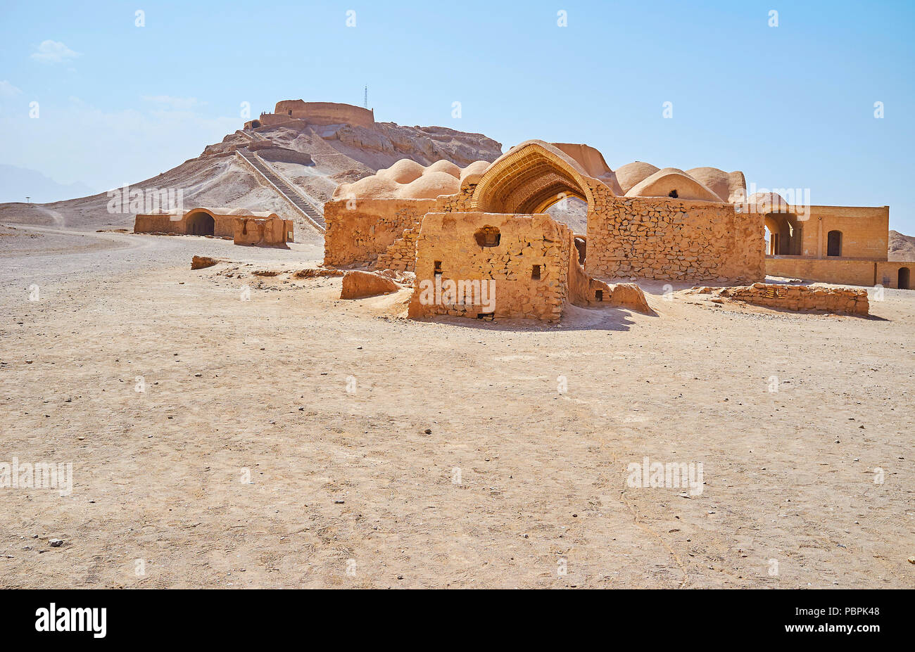 Die Wüste neben Yazd bietet zahlreiche antike Sehenswürdigkeiten wie religiösen Komplex der Türme des Schweigens (Dakhma) mit Ritual zoroastrischen Gebäude o Stockfoto