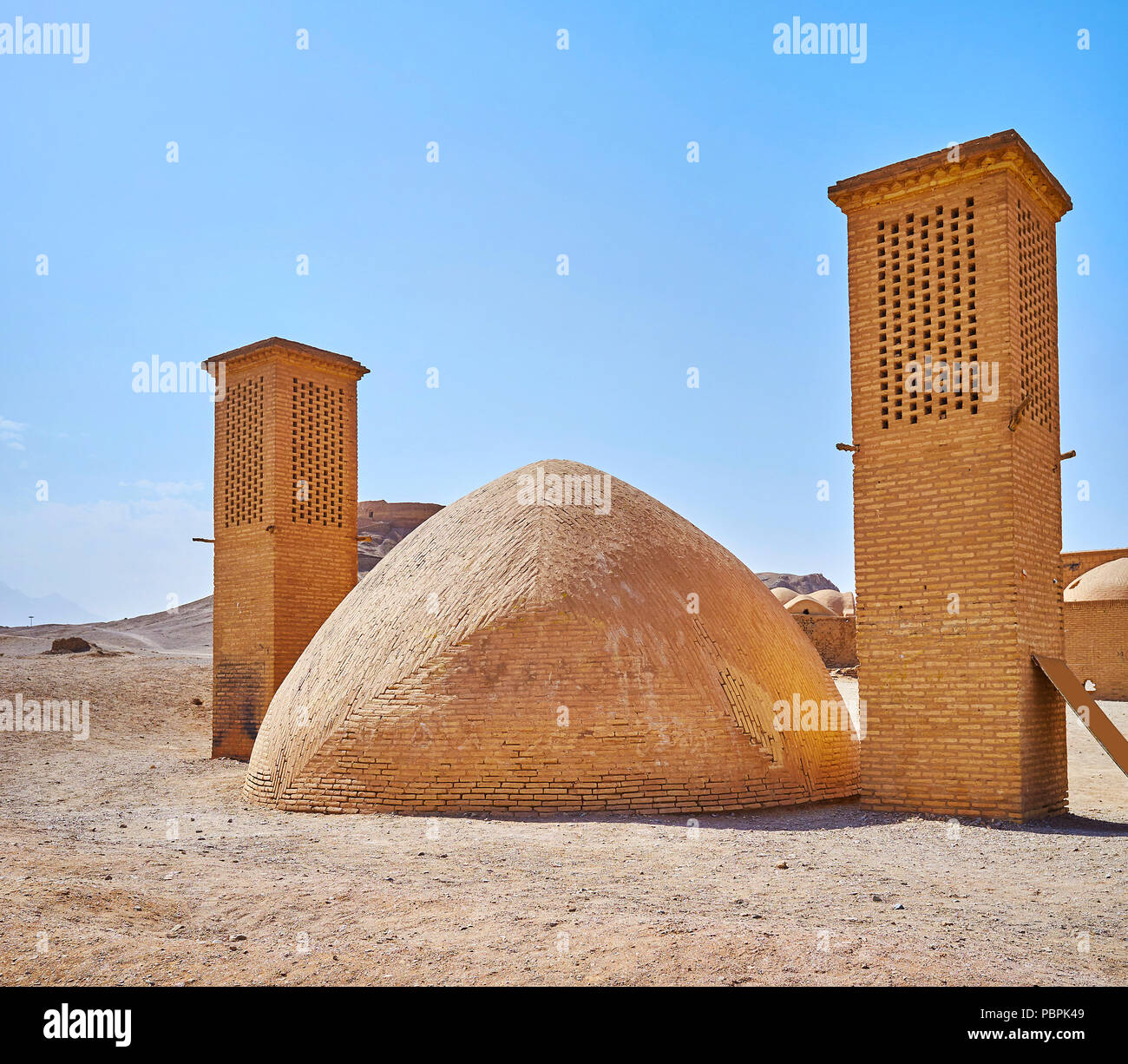 Der Backstein dome mit zwei windcatchers ist alten Eis Kammer, namens yakhchal und archäologische Stätte der Türme des Schweigens Yazd, Iran. Stockfoto