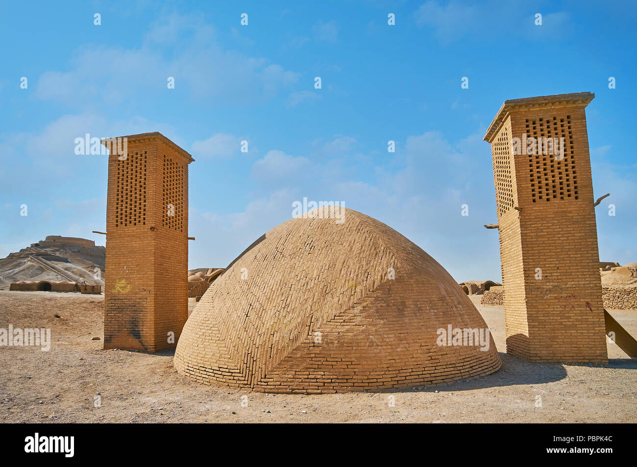 Panorama der yakhchal Gebäude - alte Eis Kammer, in archäologische Stätte von Dakhma (Türme des Schweigens), Yazd, Iran. Stockfoto
