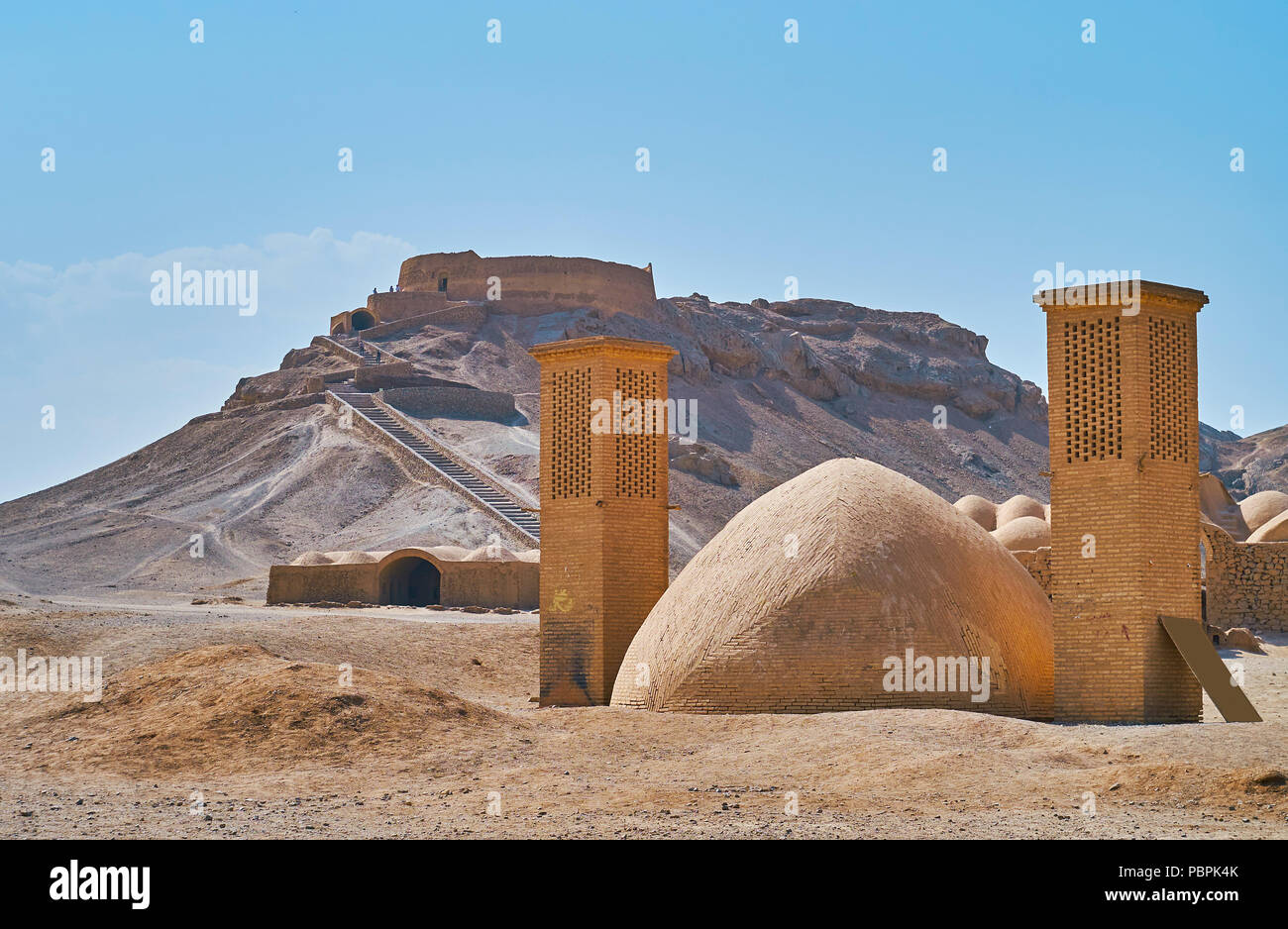 Blick auf den Turm des Schweigens (Dakhma), auf dem Hügel und die yakhchal (ice Kammer) im Vordergrund, Yazd, Iran. Stockfoto