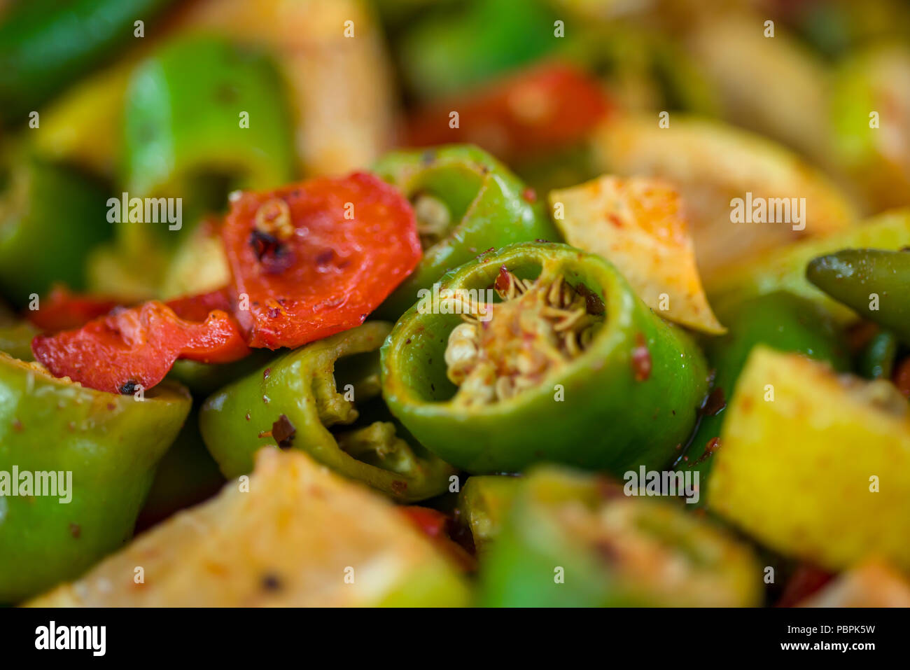 Grüne und rote Paprika, mariniert mit Zitrone Stockfoto