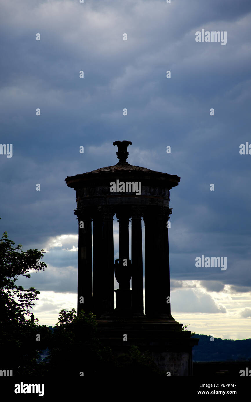 Silhouette von Calton Hill monumner mit einem Moody Himmel im Hintergrund Stockfoto