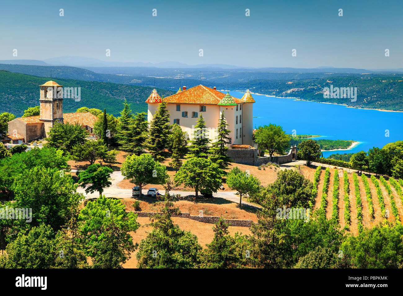 Fantastische Aiguines schloss mit spektakulären Weinberg und schöne türkisblaue St Croix See im Hintergrund, in der Nähe von Verdon, Provence, Frankreich, Europa Stockfoto