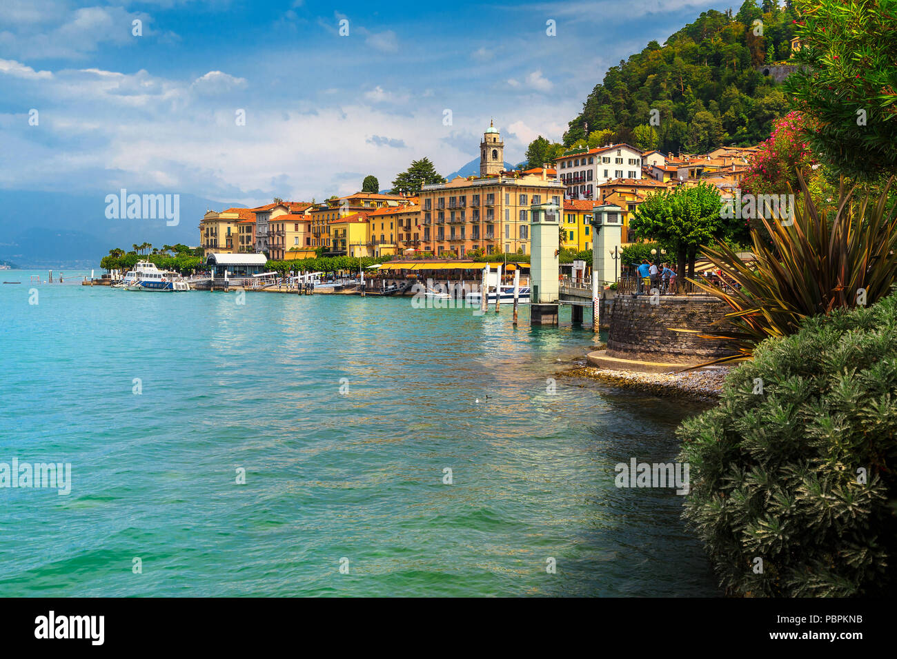 Majestic mediterrane Stadtbild, bunte Luxus Gebäude mit Hafen und die blaue See, Bellagio, Comer See, Lombardei, Italien, Europa Stockfoto