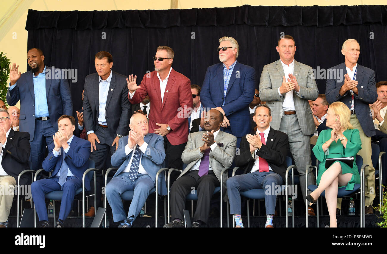 New York, NY, USA. 28. Juli 2018. Baseball Hall of Fame Mitglieder Vladimir Guerrero, Trevor Hoffman, Chipper Jones, Jack Morris Jim Thome und Alan Trammell und (untere Reihe) Bob Costas Sheldon Ocker, Joe Morgan und Jeff gesagtes Idelson nehmen an der Hall of Fame Awards 2018 Präsentation bei Doubleday Feld in Cooperstown, New York am Juli 28, 2018 Credit: George Napolitano/Alamy leben Nachrichten Stockfoto