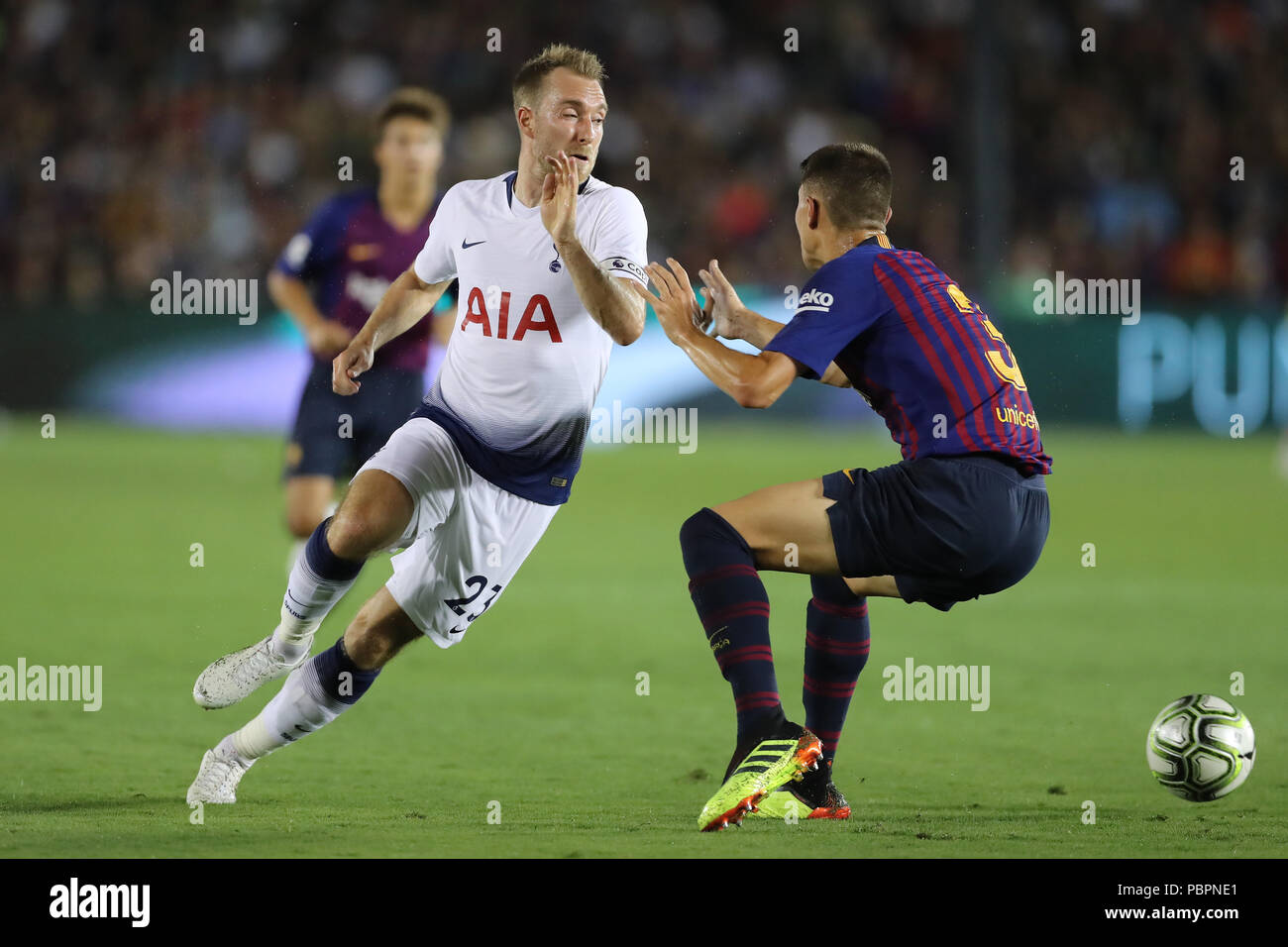 Juli 28, 2018: Tottenham Hotspur Mittelfeldspieler Christian Eriksen (23) versucht, sich eine Bewegung um Barcelona Verteidiger Gerard Pique (3) Aber nicht mehr lange bis die Kollision schwer mit ihm im Spiel zwischen dem FC Barcelona und Tottenham Hotspur, Internationale Champions Cup, Rose Bowl, Pasadena, CA. USA. Fotograf: Peter Joneleit Stockfoto