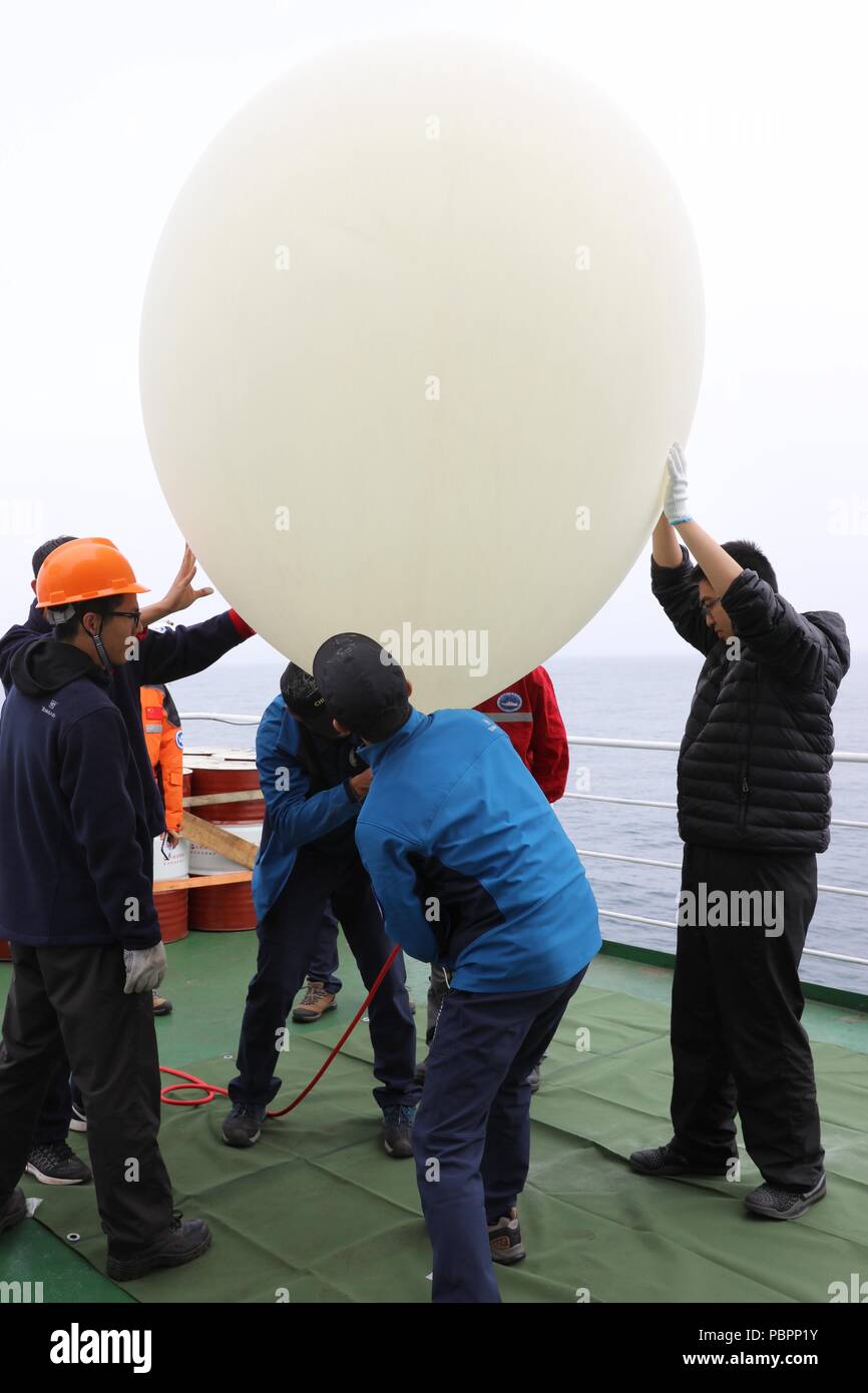 An Bord Xuelong. 28. Juli 2018. Forscher auf Chinas Forschung Eisbrecher Xuelong release ein klingendes Ballon für meteorologische Beobachtung am Beringmeer, während Chinas 9 Arktis Expedition am 28. Juli 2018. Credit: Shen Cheng/Xinhua/Alamy leben Nachrichten Stockfoto