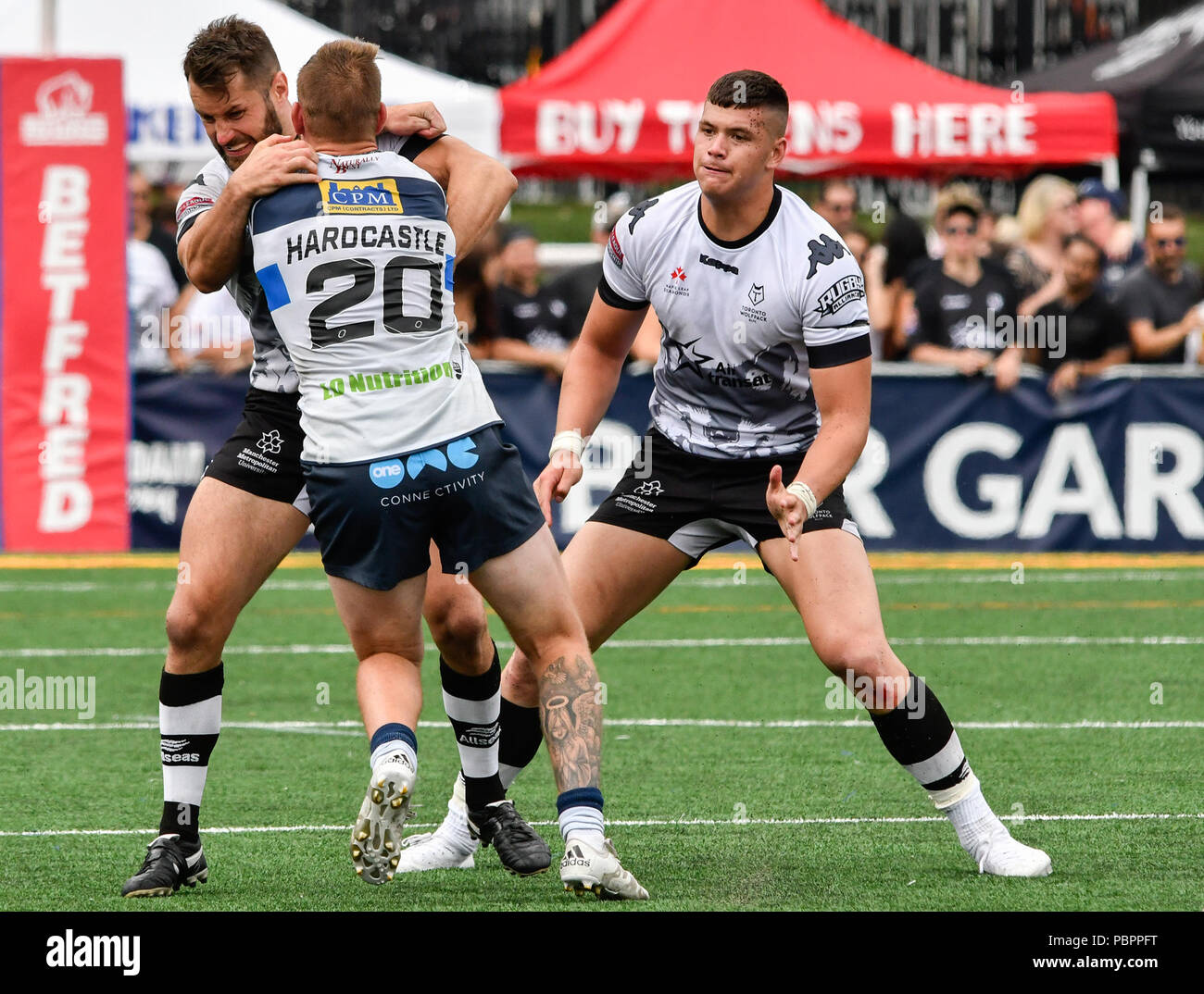 Lamport Stadium, Toronto, Ontario, Kanada, 28. Juli 2018. Quinn Ngawat (R) und Bob Beswick (L) von Toronto Wolfpack packt Ian Hardman (C) der Featherstone Rover während Toronto Wolfpack v Featherstone Rovers in der Betfred Meisterschaft. Credit: Touchlinepics/Alamy leben Nachrichten Stockfoto