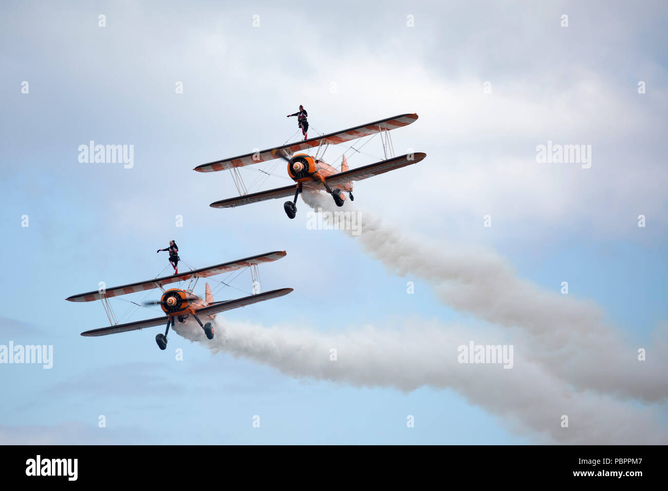 Sunderland, Großbritannien, 28. Juli 2018. Wingwalking während Sunderland International Airshow in Sunderland, England. Die tragfläche Wanderer sind eine orange Doppeldecker. Credit: Stuart Forster/Alamy leben Nachrichten Stockfoto