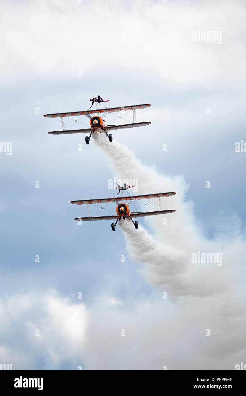 Sunderland, Großbritannien, 28. Juli 2018. Wingwalking während Sunderland International Airshow in Sunderland, England. Die tragfläche Wanderer sind eine orange Doppeldecker. Credit: Stuart Forster/Alamy leben Nachrichten Stockfoto