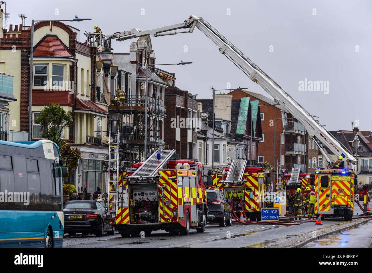Eastern Esplanade, Southend On Sea, Essex, Großbritannien. Fünf Feuerwehrfahrzeuge, Krankenwagen und Polizei nahmen an einem Brand in Southend. Der Küste Straße war während der Incident geschlossen. Die Ursache des Feuers wurde berichtet, versehentlich sein, wegen Arbeiten durchgeführt. Stockfoto
