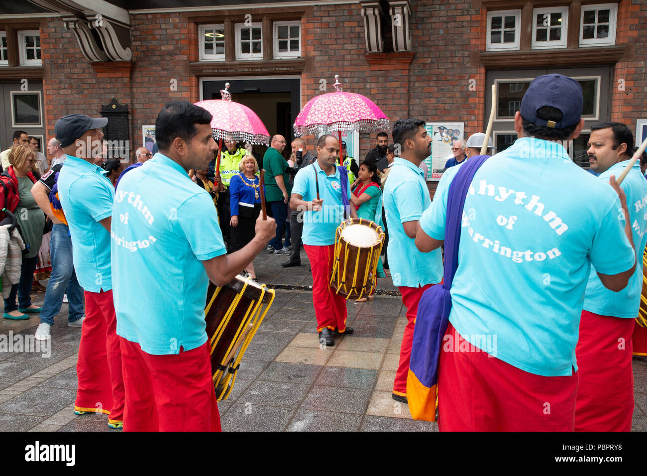 Warrington, Großbritannien, 29. Juli 2018. Warrington ethnischen Gemeinschaften Association (WECA) hielt seinen fünften jährlichen MELA Festival. Die üblichen Spaziergang vom Rathaus fand nicht statt wegen der nassen und windigen Wetter und die Veranstaltung, die in die Queen's Gardens in Palmyra Platz abgehalten worden sein sollten, in der Nähe der Innenstadt, wurde im Inneren der Parr Hall Gebäude geändert Stockfoto