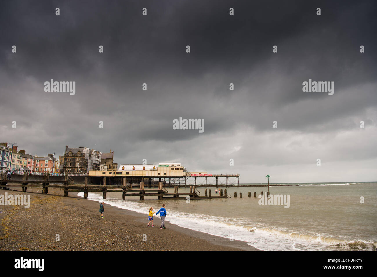 Aberystwyth Wales UK, Sonntag, den 29. Juli 2018 UK Wetter: grau, nass und bedeckt Sonntag am Meer in Aberystwyth auf der West Wales Küste, wie die lange Hitzeperiode schließlich bricht mit Gewitter und sintflutartige Regenfälle über viel des Landes Foto: Keith Morris/Alamy leben Nachrichten Stockfoto