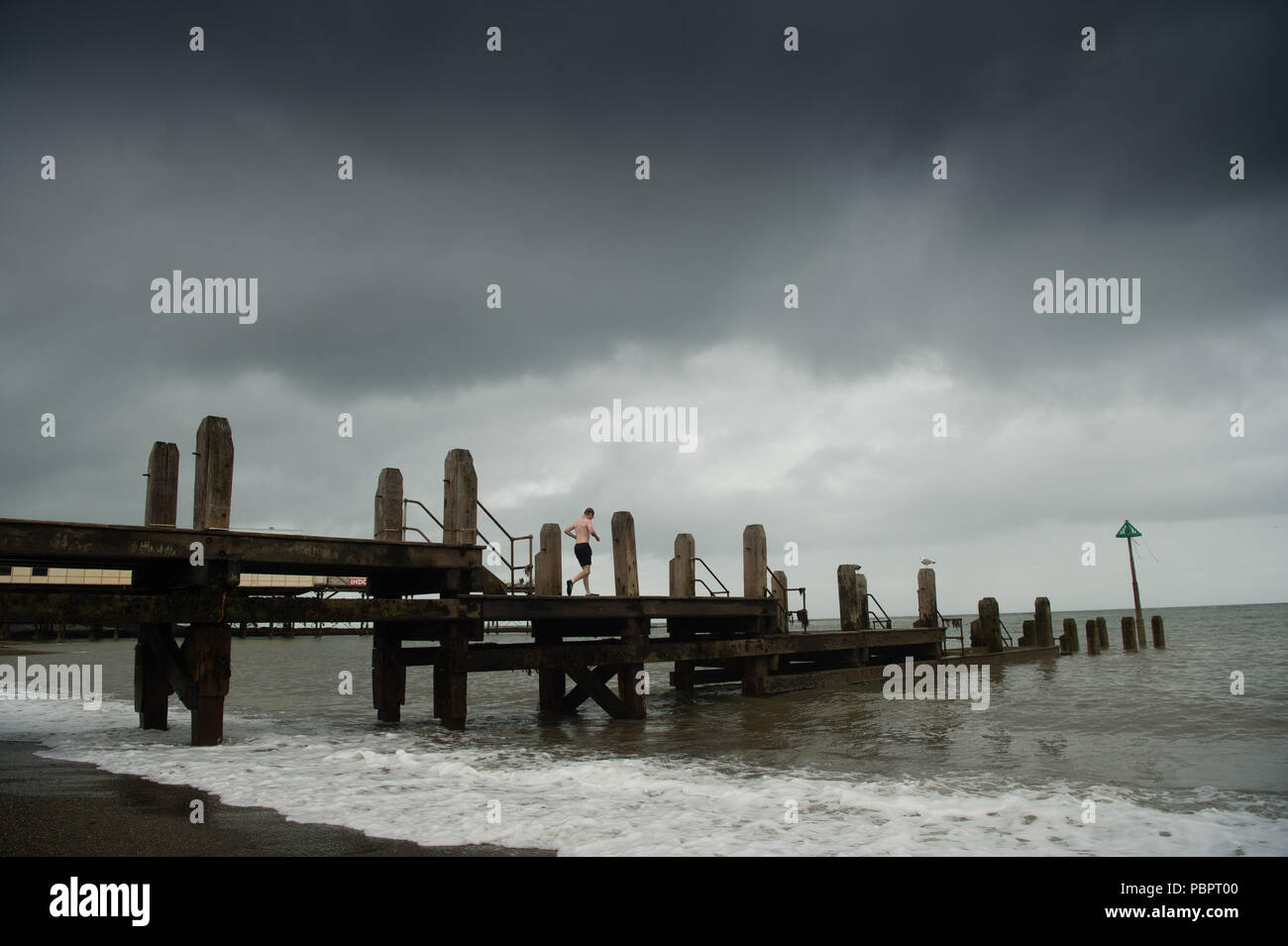 Aberystwyth Wales UK, Sonntag, den 29. Juli 2018 UK Wetter: grau, nass und bedeckt Sonntag am Meer in Aberystwyth auf der West Wales Küste, wie die lange Hitzeperiode schließlich bricht mit Gewitter und sintflutartige Regenfälle über viel des Landes Foto: Keith Morris/Alamy leben Nachrichten Stockfoto