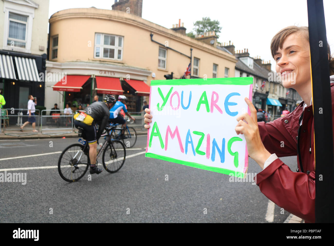 London, Großbritannien. 29. Juli 2018. Tausende von Radfahrern Fahrt durch Wimbledon Village in der aufsichtsrechtlichen London Surrey 100 klassische Ereignis an einem bewölkten Tag. Die aufsichtsrechtlichen Fahrt London-Surrey 100 in seiner sechsten Jahr feiert das Vermächtnis für die London 2012 die Olympischen und Paralympischen Spiele erstellt Radfahren und folgt einer 100km Route auf geschlossenen Straßen durch das Kapital und in die Landschaft von Surrey Credit: Amer ghazzal/Alamy leben Nachrichten Stockfoto