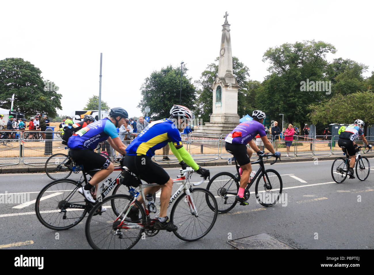 London, Großbritannien. 29. Juli 2018. Tausende von Radfahrern Fahrt durch Wimbledon Village in der aufsichtsrechtlichen London Surrey 100 klassische Ereignis an einem bewölkten Tag. Die aufsichtsrechtlichen Fahrt London-Surrey 100 in seiner sechsten Jahr feiert das Vermächtnis für die London 2012 die Olympischen und Paralympischen Spiele erstellt Radfahren und folgt einer 100km Route auf geschlossenen Straßen durch das Kapital und in die Landschaft von Surrey Credit: Amer ghazzal/Alamy leben Nachrichten Stockfoto